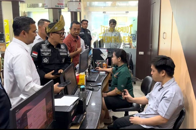 Heboh! Wamenaker Gerebek Perusahaan di Pekanbaru karena Tahan Ijazah 12 Karyawan-nexzine.id Heboh! Wamenaker Gerebek Perusahaan di Pekanbaru karena Tahan Ijazah 12 Karyawan-nexzine.id
