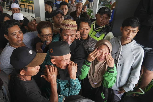 Tangis Keluarga Penumpang Kapal Tenggelam Usai Ditemukan Meninggal dalam Tragedi KMP Tunu Pratama Jaya-nexzine.id