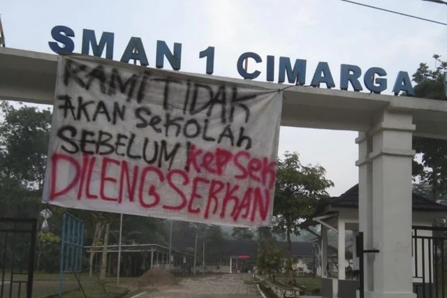Buntut Aksi Tegas ke Siswa Merokok, Kepsek di SMAN 1 Cimarga Dinonaktifkan-nexzine.id Buntut Aksi Tegas ke Siswa Merokok, Kepsek di SMAN 1 Cimarga Dinonaktifkan-nexzine.id