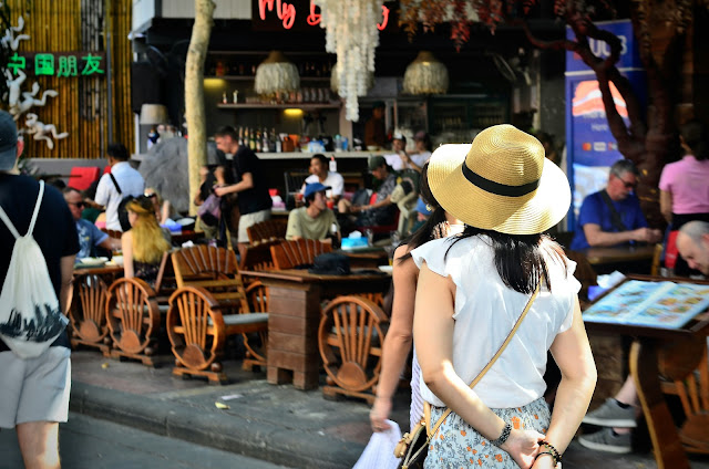 Etika Traveler: Cara Menghormati Budaya Lokal Saat Berkunjung-nexzine.id Etika Traveler: Cara Menghormati Budaya Lokal Saat Berkunjung-nexzine.id