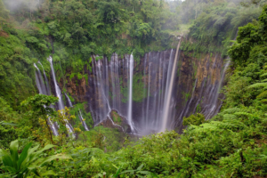 Air Terjun Tumpak Sewu: Keindahan Alam Menakjubkan di Perbatasan Lumajang dan Malang