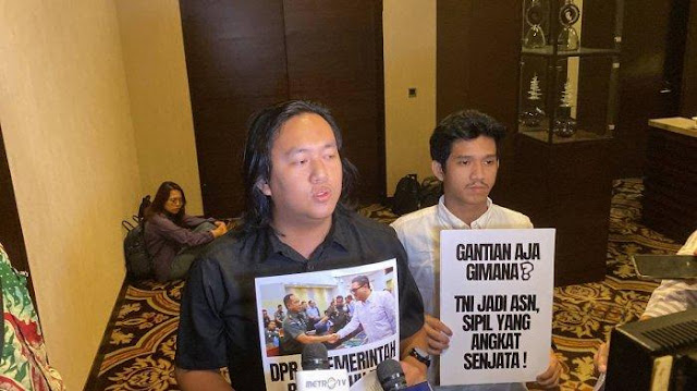 Koalisi Sipil Geruduk Ruang Rapat Panja RUU TNI di Hotel Jakarta Pusat.