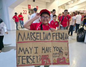 Viral! Marselino Ferdinan Lempar Jersey untuk Bocah di Tribun, tapi Dibawa Kabur Penonton Lain.
