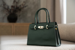 Di Balik Kemewahan Brand Dunia: Benarkah Produk Luxury Dibuat di China?