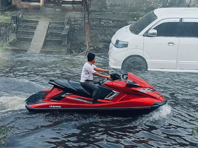 Naik Jet Ski di Tengah Banjir, Warga Bali Jadi Sorotan