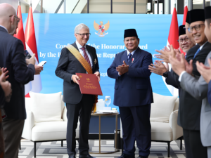 Prabowo Subianto Anugerahkan Tanda Kehormatan kepada Bill Gates di New York