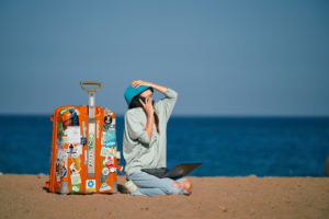 Staycation vs Liburan ke Alam: Mana yang Lebih Menyembuhkan Stres?