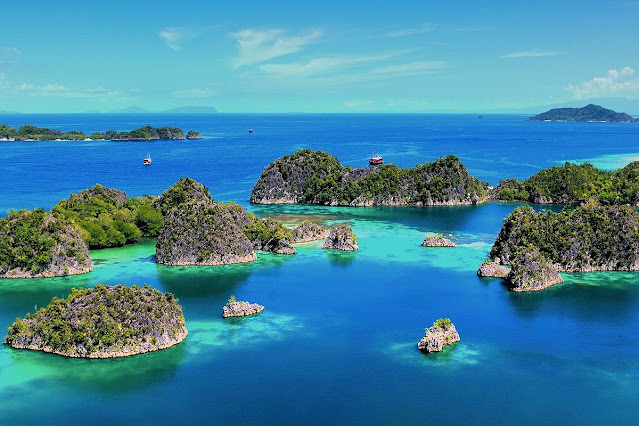 Paket Tour Raja Ampat 5 Hari 4 Malam 2025 — Piaynemo, Wayag & Pasir Timbul