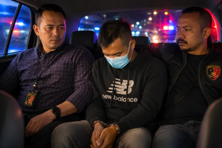 Penangkapan Taufik Hidayat pelaku penyekapan YTR oleh polisi di daerah Majalaya Bandung.