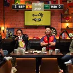 Komika Nopek Novian saat sedang membahas keunikan taruhan dan jadwal liga pagi sepak bola dunia di sebuah podcast.