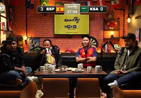 Komika Nopek Novian saat sedang membahas keunikan taruhan dan jadwal liga pagi sepak bola dunia di sebuah podcast.