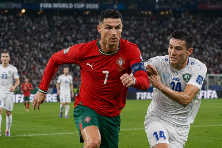 Cristiano Ronaldo diadang bek Uzbekistan dalam pertandingan Grup K Piala Dunia 2026.
