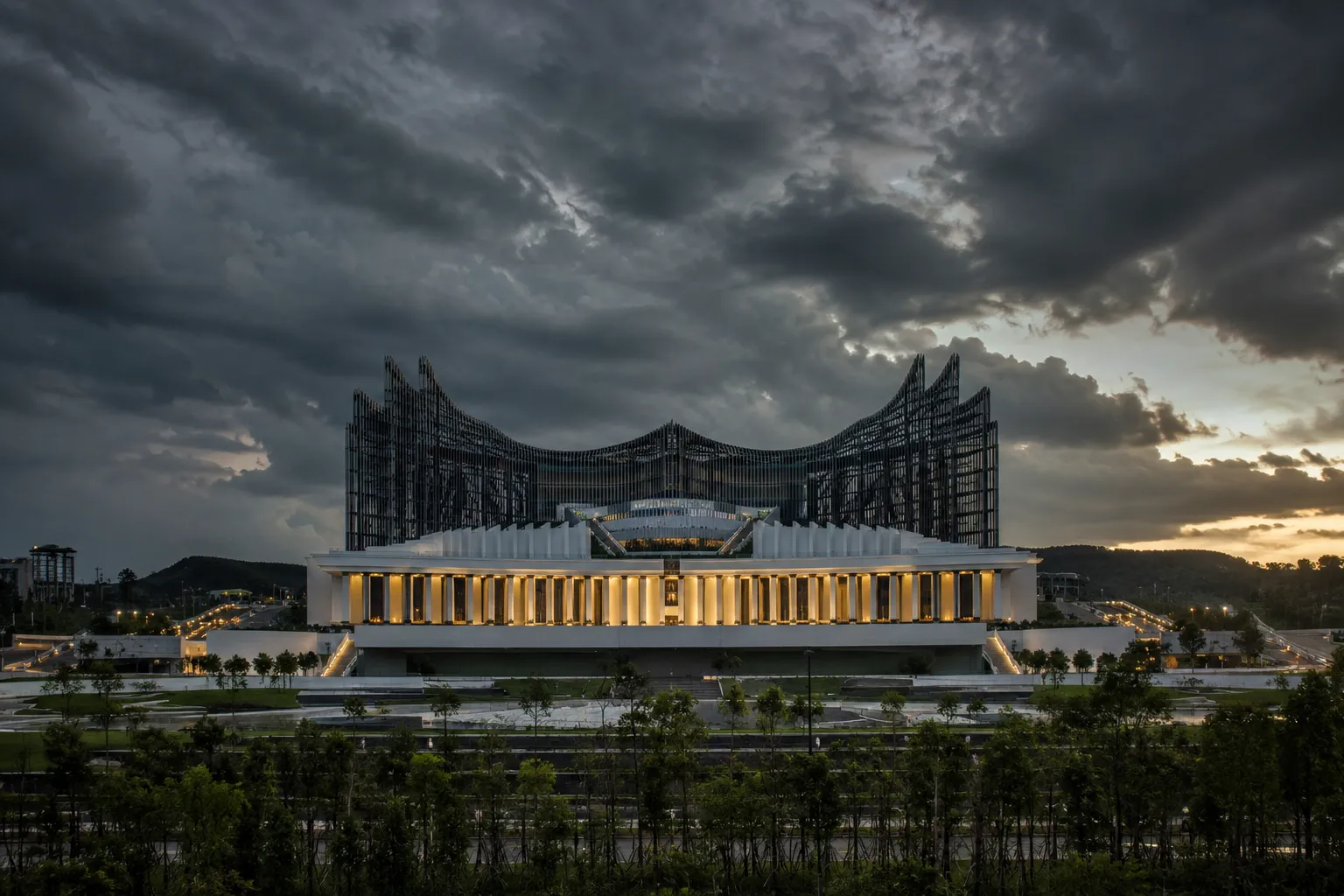 Gedung Istana Garuda di Ibu Kota Nusantara (IKN) dengan latar belakang langit mendung yang mencerminkan beban operasional APBN.