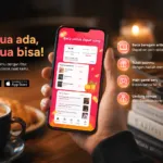 Infografis aplikasi Cashzine menampilkan antarmuka smartphone dengan slogan Baca untuk dapat uang di samping cangkir kopi dan tumpukan buku.