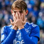 Nico Paz mengenakan jersey Como 1907 saat bertanding di lapangan hijau.