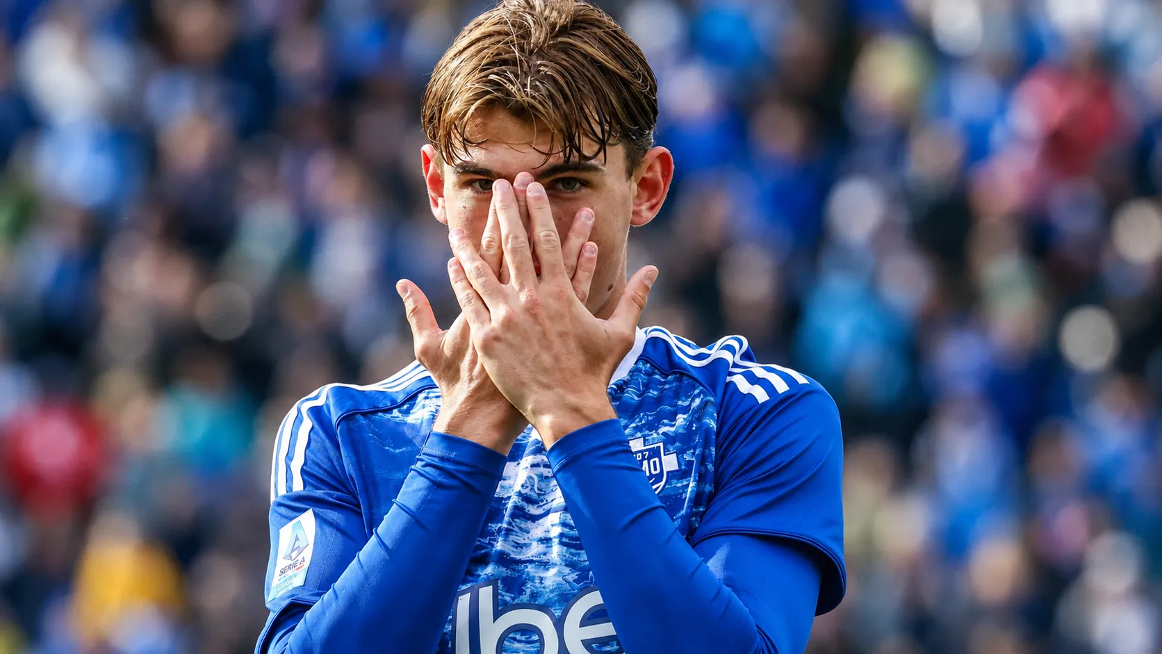 Nico Paz mengenakan jersey Como 1907 saat bertanding di lapangan hijau.