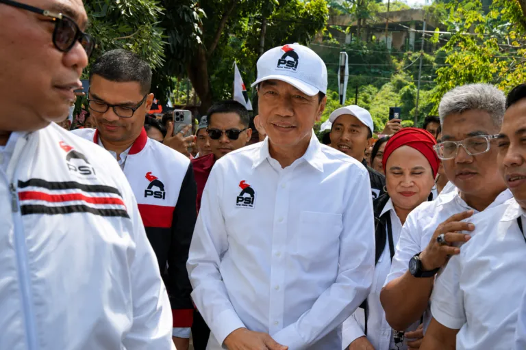 Joko Widodo melakukan safari politik bersama Partai Solidaritas Indonesia menjelang Pemilu 2029.