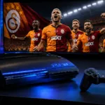 Stik dan konsol game PS3 dengan latar belakang layar monitor menampilkan pertandingan sepak bola PES.