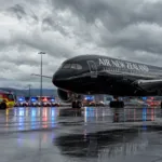 Pesawat Air New Zealand yang mendarat darurat di Bandara Christchurch dikelilingi oleh mobil pemadam kebakaran.