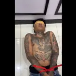 Proses interogasi seorang pelaku begal bersenjata di Cileungsi yang memiliki tato di seluruh tubuh.