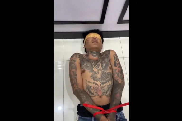 Proses interogasi seorang pelaku begal bersenjata di Cileungsi yang memiliki tato di seluruh tubuh.