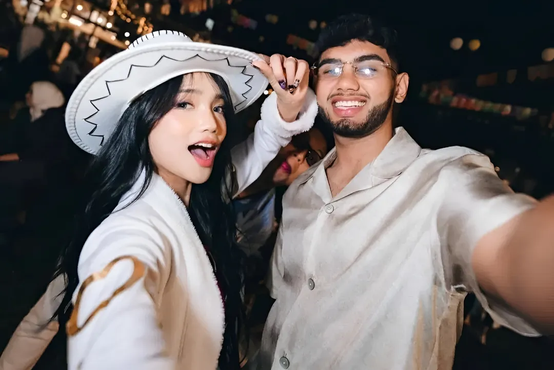 Kedekatan selebgram Fujianti Utami Putri dengan pengusaha asal Malaysia Rakin Khan yang kini mulai go public.