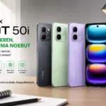 Infinix Hot 50i diletakkan di atas meja kerja kayu minimalis.