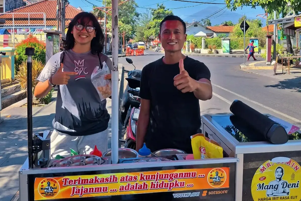Kisah haru Mang Deni penjual cimin viral yang memberikan dukungan tulus kepada seorang atlet gadis juara renang.