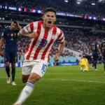 Pemain sepak bola timnas Paraguay sedang menggiring bola saat melawan Prancis di Piala Dunia 2026.