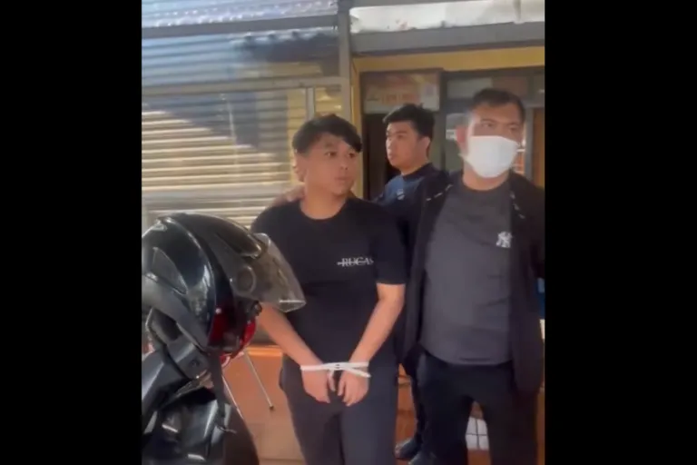 Tim siber Polda Jambi saat mengungkap kasus pembobolan rekening nasabah Bank Jambi oleh tiga hacker.