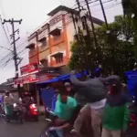Pengendara mobil arogan yang dikeroyok warga Medan setelah berselisih dengan orang tua.
