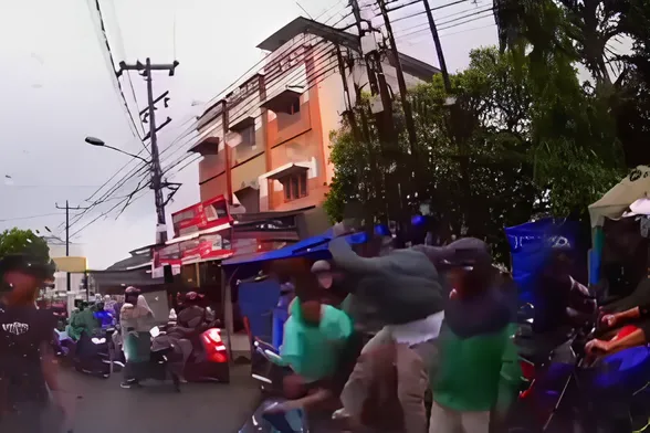 Pengendara mobil arogan yang dikeroyok warga Medan setelah berselisih dengan orang tua.