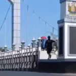 Aksi heroik seorang warga saat menggagalkan percobaan bunuh diri perempuan di Jembatan Surobayan Pekalongan.