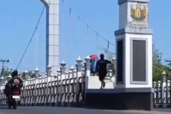 Aksi heroik seorang warga saat menggagalkan percobaan bunuh diri perempuan di Jembatan Surobayan Pekalongan.
