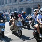 Ribuan skuter Vespa melakukan parade di jalanan Roma Italia dalam perayaan ulang tahun ke-80 Vespa Roma 2026.