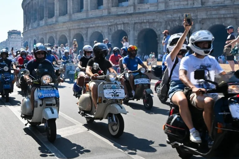 Ribuan skuter Vespa melakukan parade di jalanan Roma Italia dalam perayaan ulang tahun ke-80 Vespa Roma 2026.