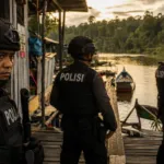 Ilustrasi aparat kepolisian dalam operasi penggerebekan kasus narkoba di kawasan Kalimantan.