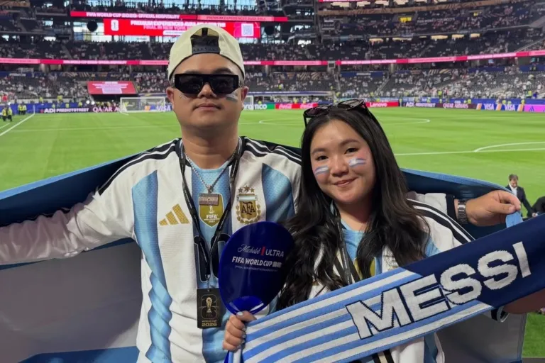 Suporter sepak bola asal Sambas Kalimantan Barat saat menonton langsung pertandingan Piala Dunia di stadion.