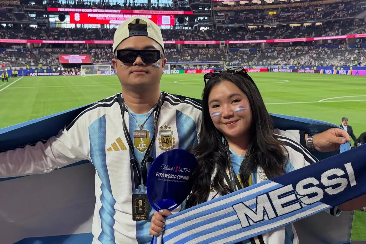 Suporter sepak bola asal Sambas Kalimantan Barat saat menonton langsung pertandingan Piala Dunia di stadion.