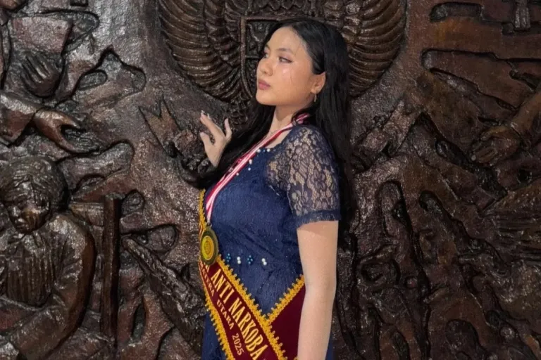 Trinitamanuel mantan duta pelajar anti narkoba Sumut diduga mencuri barang milik rekan kerja di kantor.