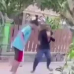 Dua pria paruh baya terlibat duel menggunakan besi di tengah jalan desa saat dilerai warga.