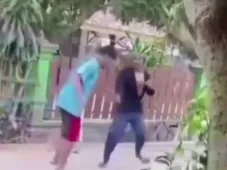 Dua pria paruh baya terlibat duel menggunakan besi di tengah jalan desa saat dilerai warga.