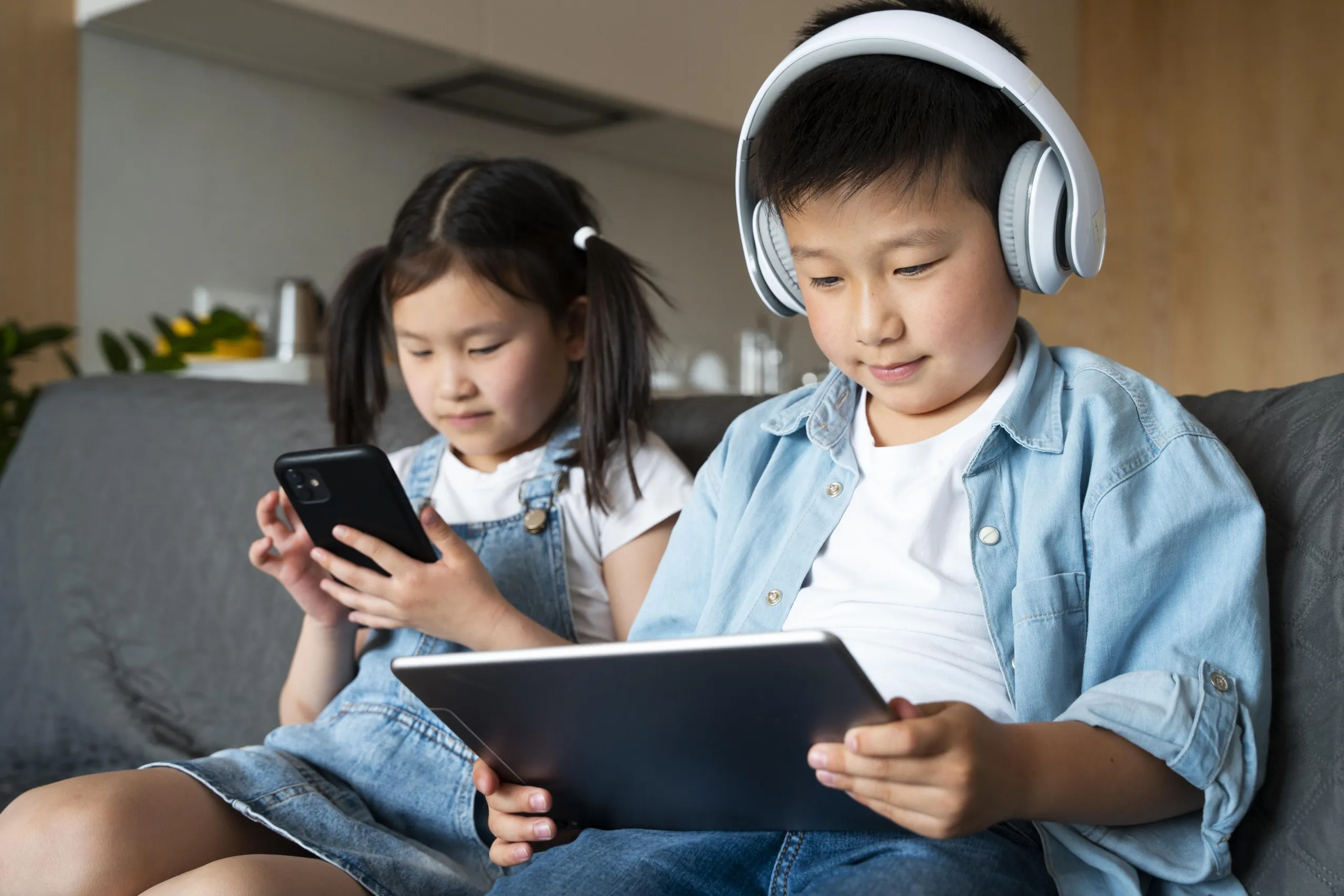 orang tua yang perlu memahami bahasa slang internet modern.