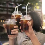 Berbagai jenis minuman manis tinggi gula di meja kafe yang perlu diwaspadai untuk kesehatan anak muda.