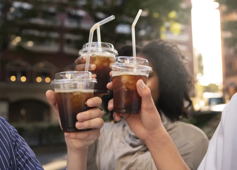 Berbagai jenis minuman manis tinggi gula di meja kafe yang perlu diwaspadai untuk kesehatan anak muda.