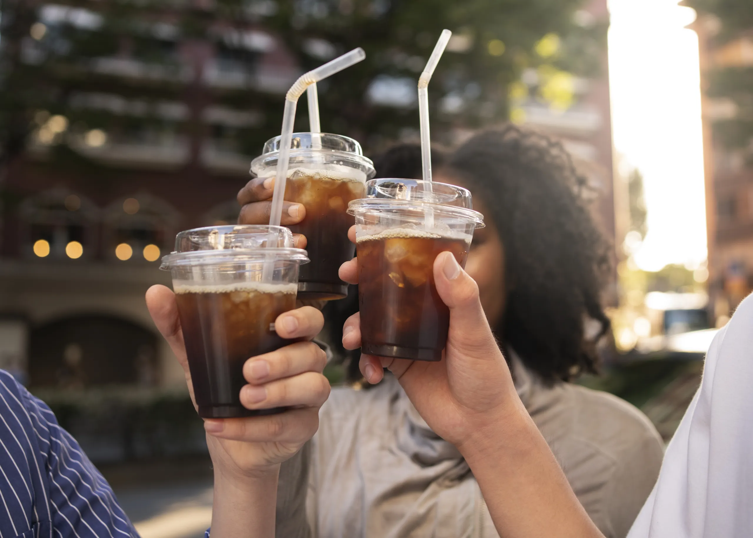 Berbagai jenis minuman manis tinggi gula di meja kafe yang perlu diwaspadai untuk kesehatan anak muda.