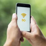 teknologi jaringan internet 5G dan menara BTS di area perkotaan modern.