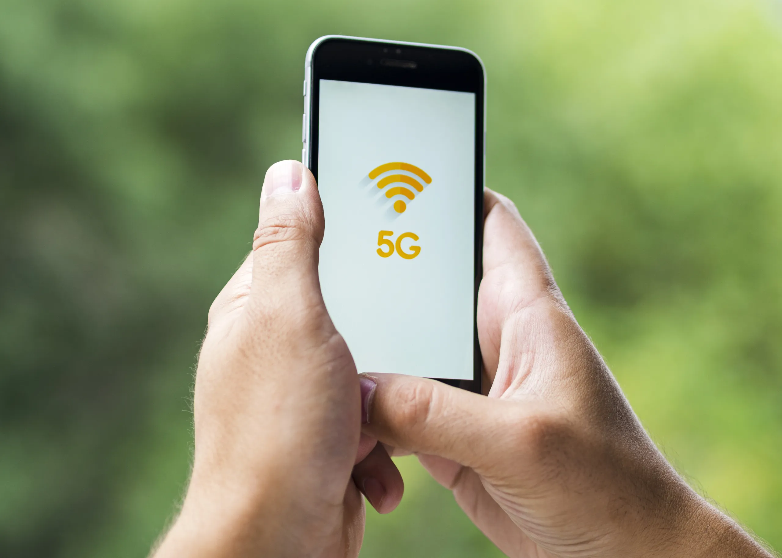 teknologi jaringan internet 5G dan menara BTS di area perkotaan modern.