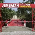 Peresmian jembatan kayu viral di media sosial dengan tenda megah dan seremonial pejabat.