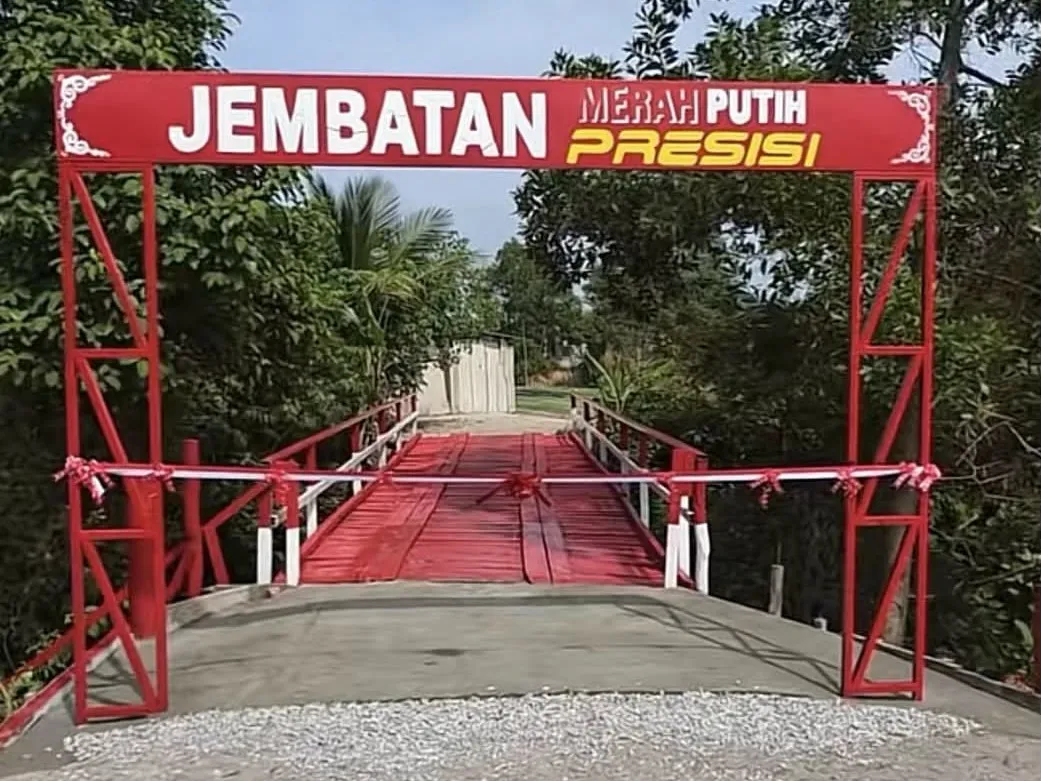 Peresmian jembatan kayu viral di media sosial dengan tenda megah dan seremonial pejabat.